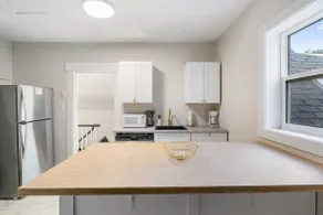 Charming Studio with Soaker Tub, Wifi, Parking - Image 3