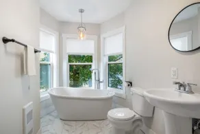 Charming Studio with Soaker Tub, Wifi, Parking - Image 2