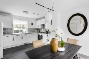 Luxurious 3 Bed House with Free Parking, Sky TV, Movies & Netflix - Image 2