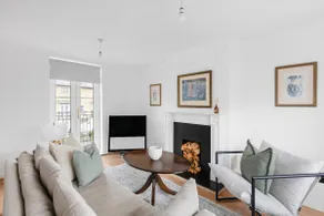 Luxurious 3 Bed House with Free Parking, Sky TV, Movies & Netflix - Image 5