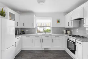 Luxurious 3 Bed House with Free Parking, Sky TV, Movies & Netflix - Image 3