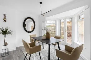 Luxurious 3 Bed House with Free Parking, Sky TV, Movies & Netflix - Image 4