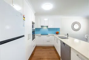 Small dog friendly 4-49 Bonito St - air con & Wi-Fi - Image 4