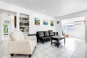 Bungalow With Large Backyard 5 min From Beach - Image 2