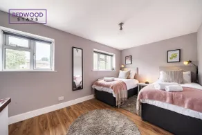 Spacious House with Garden | FREE Parking | WiFi - Image 3