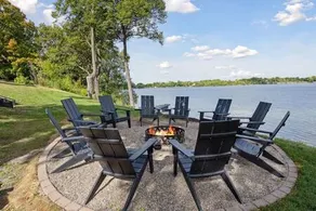 Luxury Cowdry Cottage Lake Home - Image 4