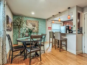 Quiet Plaza Two bedroom 2 Bathroom - Image 5