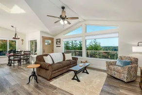 Beautiful Lake Retreat with amazing Views! Walk to - Image 4
