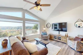 Beautiful Lake Retreat with amazing Views! Walk to - Image 2