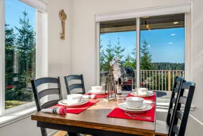 Beautiful Lake Retreat with amazing Views! Walk to - Image 5