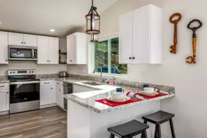 Beautiful Lake Retreat with amazing Views! Walk to - Image 3