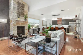 Stylish Retreat w Outdoor Oasis in Heart of Austin - Image 2