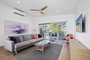 3-Bed Coastal Getaway with Direct Beach Access - Image 2