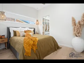 Elegant Beachside Retreat with Luxurious Amenities - Image 3