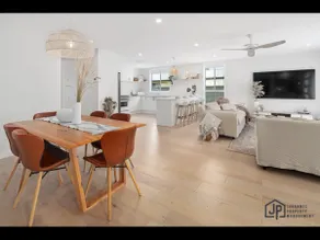 Elegant Beachside Retreat with Luxurious Amenities - Image 2