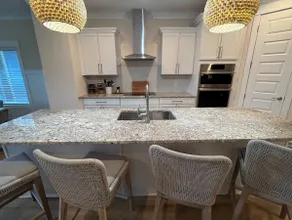 Sleep 20, Walk to Beach, Free Heated Pool, Elev - Image 3