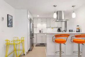 Vibrant 70s Bungalow Vacation Haven on Green Lake - Image 3