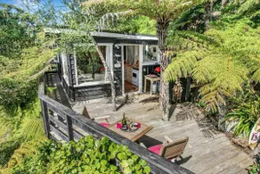 The Treehouse - Raglan Holiday Studio - Image 2