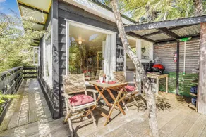 The Treehouse - Raglan Holiday Studio - Image 3