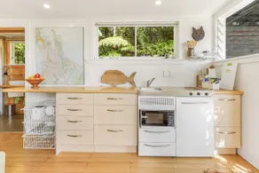 The Treehouse - Raglan Holiday Studio - Image 5