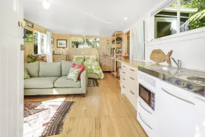The Treehouse - Raglan Holiday Studio - Image 4