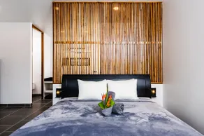 Luxe king studio, hi-speed fiber, pool, kitchen - Image 3