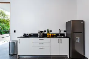 Luxe king studio, hi-speed fiber, pool, kitchen - Image 4