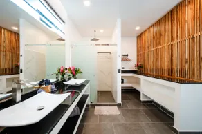 Luxe king studio, hi-speed fiber, pool, kitchen - Image 5