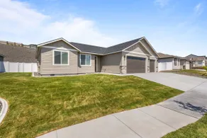 Beautiful New Construction Kennewick Home - Image 3