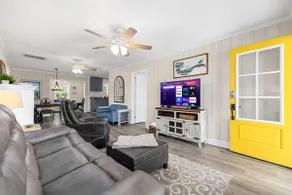 Perfect for Groups. Parking. Prime Location - Image 3