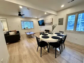 Top Floor Modern 2-Bed w/ King Bed Free Parking - Image 2