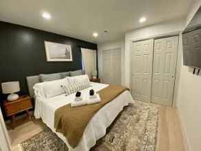 Top Floor Modern 2-Bed w/ King Bed Free Parking - Image 4