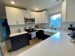 Top Floor Modern 2-Bed w/ King Bed Free Parking - Image 3