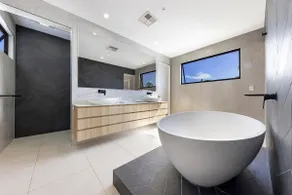 Pet friendly Luxury stay walk to beach - Image 3