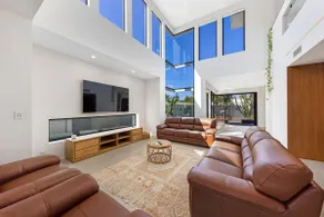 Pet friendly Luxury stay walk to beach - Image 2