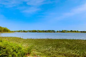 Beachfront Gem: Kayaks, Dock & Onset Bay Views - Image 4
