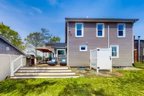 Beachfront Gem: Kayaks, Dock & Onset Bay Views - Image 2
