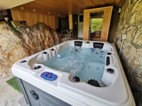 Cottage on the rocks with hot tub and sauna - Image 4