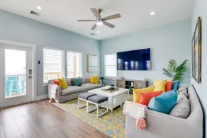 Steps to Coast! Beach Home w/ 2 Decks in Galveston - Image 4