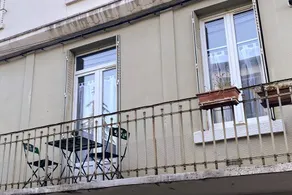 Luxurious renovated apartment with balcony & garage - Image 5