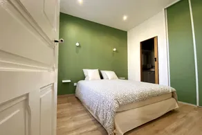 Luxurious renovated apartment with balcony & garage - Image 2