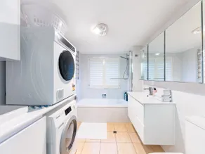 Old Time Charm! Carpark+Wifi, Central BNE 2BR Apt - Image 4