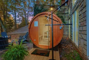 Helen Lodge with Hot Tub and Sauna, 2 min to Helen - Image 3