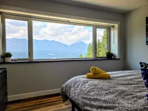 Stay Golden - Valhalla House, amazing hot tub view - Image 2