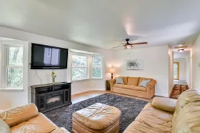 Washington Retreat: Fire Pit, Hot Tub & Ping Pong! - Image 4