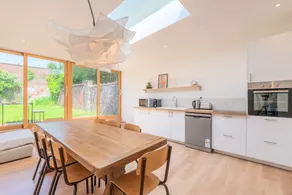 Spacious house with 4 bedrooms & garden, near tram - Image 2