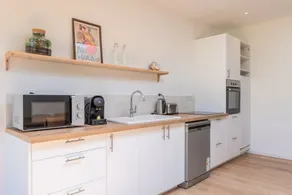 Spacious house with 4 bedrooms & garden, near tram - Image 3