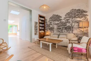 Spacious house with 4 bedrooms & garden, near tram - Image 4