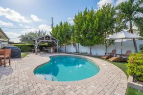 Heated Pool Villa-Walk to Beach-Tiki Bar-Sleeps 6 - Image 2