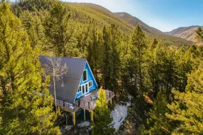 Hygge Chalet w Private Trail, Sauna and EV Charger - Image 3